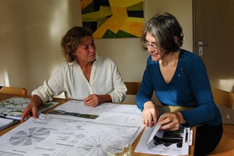 Kulturhauptstadt: Am Südrand von Chemnitz entsteht ein Wanderweg der besonderen Art - Corina Krug und Andrea Fischer (von links) sind Mitglieder der Arbeitsgruppe, die den Lohse-Uhlig-Steig umsetzt.