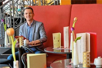 Kulturhauptstadt-Check: Können in Chemnitz zwei Millionen Touristen satt werden? - Gernot Roßner in seinem Kaffeehaus Michaelis. Er blickt mit Optimismus auf 2025, sieht aber auch Probleme, die bis dahin angegangen werden müssen. Das größte für ihn als Gastronom sei der Fachkräftemangel.