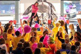 Kulturhauptstadt Chemnitz 2025: Das verspricht das Programmbuch - Tänzerinnen und Tänzer eröffnen in der historischen Hartmann-Industriehalle die Programmvorstellung der Kulturhauptstadt 2025 in Chemnitz.