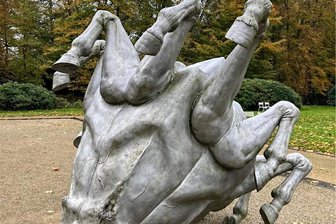 Kulturhauptstadt Chemnitz 2025: Groteske Skulptur wird in Gahlenz eingeweiht - Reiterstandbild verkehrt herum: Das Kunstwerk von Gregor Gaida wird bald vor dem Dorfmuseum Gahlenz stehen.