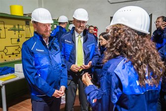 Kulturhauptstadt Chemnitz 2025: Was die Wismut im Kulturhauptstadtjahr auf Schacht 371 in Hartenstein plant - Julia Dünkel von der Wismut-Stiftung (r.) erklärt Ministerpräsident Michael Kretschmer (l.) beim Besuch in Hartenstein, was die Stiftung 2025, wenn Chemnitz Kulturhauptstadt ist, dort plant: Im Vorgriff auf das Wismut-Dokumentationszentrum auf Schacht 371 wird es im Kulturhauptstadtjahr eine Ausstellung auf Zeit geben.