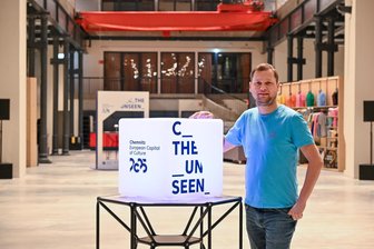 Kulturhauptstadt Chemnitz 2025: Was diese Stadt so großartig macht - und warum es trotzdem immer was zu meckern gibt - Für Thomas Günther war die Kulturhauptstadt ein Grund, mit seiner Familie zurück in die Region zu kommen. Jetzt packt er selbst als freiwilliger Helfer mit an und ist oft in der Hartmannfabrik, der Schaltzentrale der Kulturhauptstadt.