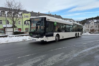 Kulturhauptstadt Chemnitz: Aus dem Erzgebirge fahren extra Züge und Busse - Der RVE setzt zur Eröffnung von Chemnitz 2025 am Samstag auf der Linie 210 zusätzliche Busse ein.