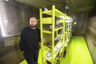 Kulturhauptstadt Chemnitz: Aus Garagen-Krempel wird Kunst - Künstler Martin Maleschka an seiner Installation „Ersatzteillager". Sie ist im Museum für sächsische Fahrzeuge zu sehen.