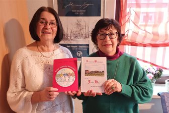 Kulturhauptstadt Chemnitz: Ein Zufall wird zum Buch-Erfolg in Lunzenau - Christine Heyne und Christine Nitzsche (von links) haben in einer Schreibwerkstatt zusammengefunden und mit dem Hobby-Autoren-Team ein Buch anlässlich der Kulturhauptstadt Chemnitz herausgebracht.