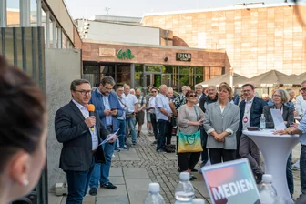 Kulturhauptstadt Chemnitz: „Freie Presse“ und Lokalzeitungsinitiative bringen 40 Top-Journalisten mit Bürgern ins Gespräch - Chefredakteur Torsten Kleditzsch (l.) begrüßte die Teilnehmer zum Bürgerdialog. Mit derartigen Formaten hat die „Freie Presse“ seit 2018 oft die gesellschaftliche Verständigung gefördert und bereichert.