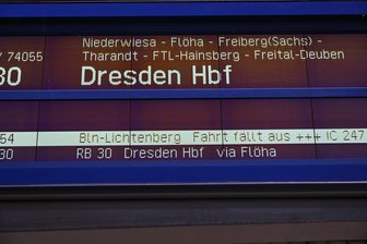 Kulturhauptstadt Chemnitz: Gleich der erste Zusatz-Intercity aus Berlin fiel aus - Dresden statt Berlin: In einer Laufschrift und mit Lautsprecherdurchsagen wurde am Hauptbahnhof Chemnitz über den Ausfall des ersten einer Reihe zusätzlicher Intercitys zum Kulturhauptstadtjahr informiert.