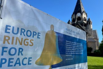Kulturhauptstadt Chemnitz ruft zu europaweitem Friedensläuten auf - Ein Banner wirbt an der Chemnitzer Lutherkirche für das europaweite Glockenläuten „Europe Rings for Peace“ am Abend des 9. Mai.
