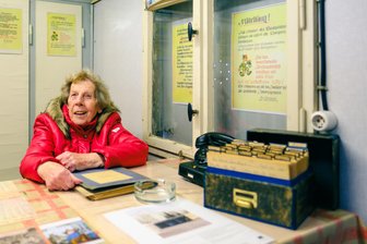 Kulturhauptstadt Chemnitz: So kam das kleinste Garagenmuseum der Welt nach Altendorf - Hannelore Günzl ist die Veteranin des Garagenhofes am Schützenplatz.