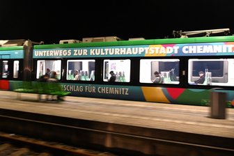 Kulturhauptstadt Chemnitz: So kommen Sie per Bus oder Bahn aus Mittelsachsen bequem zur Eröffnung und zurück - Die City-Bahn wirbt seit einiger Zeit für die Kulturhauptstadt Chemnitz - hier auf dem Bahnhof in Frankenberg.