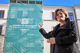 Kulturhauptstadt Chemnitz: Wie und wo sich die TU einbringt - Die Prorektorin Anja Strobel verweist darauf, das die TU Chemnitz schon lange das Logo an das Kulturhauptstadtjahr angepasst hat.