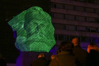 Wie hier beim "Nischel-Jubiläum" 2021 soll der Chemnitzer Karl-Marx-Kopf auch zur Kulturhauptstadt 2025 für Kunstaktionen genutzt werden.  