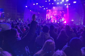 Kulturhauptstadt-Finale in Bildern: Ein Rave zum Schluss - Schlussakt der Kulturhauptstadt Chemnitz 2025 auf der Bühne an der Brückenstraße.