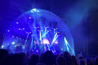 Kulturhauptstadt-Finale in Bildern: Ein Rave zum Schluss - Schlussakt der Kulturhauptstadt Chemnitz 2025 auf der Bühne an der Brückenstraße.
