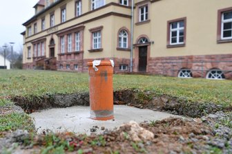Kulturhauptstadt: Fundament für Wechselburgs neuen Hingucker steht - Skulptur wird ein geometrischer Balanceakt - Am Wechselburger Rathaus ist das Fundament für die künftige Skulptur schon fertig.