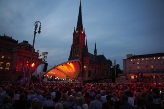Kulturhauptstadt im Tango-Fieber: MDR eröffnet seinen „Musiksommer“ auf dem Theaterplatz - Wenn das Fernsehen kommt, geht alles: Eröffnung des MDR-Musiksommers in Chemnitz.