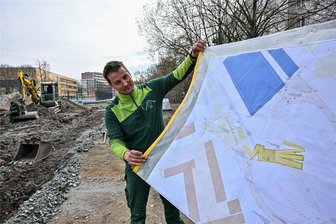 Kulturhauptstadt-Interventionsfläche: Am Subbotnik in Chemnitz wird gebaggert - Marko Schirig, Mitarbeiter der Firma Techno-Farm, erläutert die anstehenden Arbeiten.