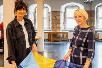 Kulturhauptstadt-Macher zeigen in Braunsdorfer Schauweberei Flagge - Die Teilnehmenden wie Ina Gorges (rechts) kamen aus der Region, in ihrem Fall mit der Lust, zusammenzuarbeiten und mehr über den "Purple Path" zu erfahren. Links im Bild Künstlerin Anja Schwörer.