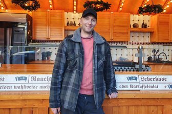 Kulturhauptstadt macht hungrig: Diese Gastronomen tischen am Samstag zur Eröffnung in der Chemnitzer City auf - Florian Schanze war mit seiner Würstchenbude schon beim Chemnitzer Weihnachtsmarkt dabei. Am Eröffnungstag der Kulturhauptstadt gibt es bei ihm ab 12 Uhr Würstchen, Frikadellen und Leberkäse.