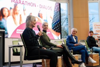 Kulturhauptstadt-Marathon für Frauen: Fünf Sportlerinnen geben Tipps - Was erfahrene Sportlerinnen anderen Frauen, die den Laufsport für sich entdeckt haben oder entdecken wollen, raten: Nathalie König, Anja Rücker, Verena Heinze (Moderatorin) und Juliane Pella /v.l.n.r.) auf einem von AOK und Sparkasse Chemnitz organisierten Marathon-Dialog. Melanie Weise und Doreen Pfeifer, hier nicht im Bild, diskutierten ebenfalls mit.