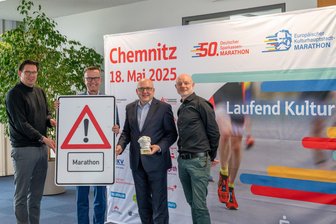 Kulturhauptstadt-Marathon in Chemnitz: Wo liegt die schwerste Stelle für die Läufer? - Die schnellsten Läufer bekommen eine Medaille und eine Marx-Büste (vorn). Bei den Vorbereitungen dabei: Michael Rieß von der Firma Sportmacher, Michael Kreuzkamp, Vorstandsvorsitzender der Sparkasse Chemnitz, Oberbürgermeister Sven Schulze und Stefan Schmidtke, Programmchef der Kulturhauptstadt (von links).
