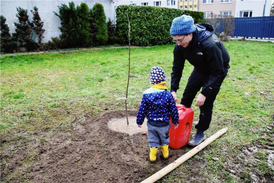 Kulturhauptstadt-Projekt "We Parapom!" geht weiter: Hier bekommt Chemnitz neue Apfelbäume - Kerstin Hofmann ist mit ihrer kleinen Tochter zur Pflanzung von Apfelbäumen gekommen. Sie möchte sich auch später um deren Pflege kümmern. 