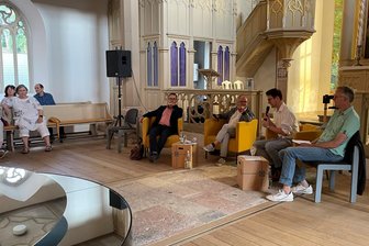 Kulturhauptstadt und eine Stadt im Erzgebirge: Viele Besucher entdecken Lößnitz - Eine Diskussionsrunde zum Kulturhauptstadt-Jahr fand in der Hospitalkirche Lößnitz statt.