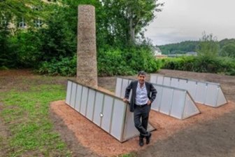 Kulturhauptstadt: Und was hat Lichtenstein davon? - Künstler Iskender Yediler bei der Einweihung des Purple-Path-Kunstwerks neben der Lichtensteiner Esda-Brache 2023.