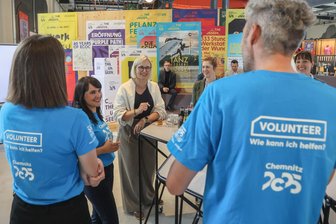 Kulturhauptstadt-Volunteers treffen Ministerin: „Ein Ehrenamt zu haben, sollte Normalität sein“ - Staatsministerin Christiane Schenderlein (Mitte) mit Volunteers. Links neben ihr: Dörte Kopke.