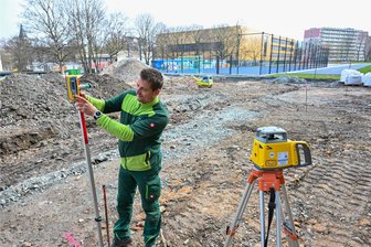 Kulturhauptstadt: Wie die Bürger lokale Treffpunkte mitgestalten – oder nicht - Am Klub Subbotnik hat die Firma Techno Farm im Frühjahr das Gelände für eine Freilichtbühne vorbereitet.