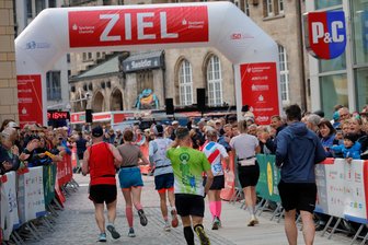 Kulturhauptstadtmarathon Chemnitz: So viele Läufer sind ins Ziel gekommen - Unter dem Jubel der Menge links und rechts an der Strecke erreichten Läuferinnen und Läufer am 18. Mai beim Kulturhauptstadt-Marathon das Ziel.