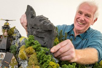 Kulturhauptstadtprojekt in Krumhermersdorf gescheitert: Modellbahner plant Neustart - Wilfried Neumann ist beim Basteln in seinem Element.