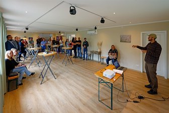 Kulturhaus am einstigen Kuhstall ist ein "Klackx" - Zur offiziellen Einweihung gab es im Veranstaltungsraum einen Einblick in die Entstehung des Kulturhauses „Klackx“.