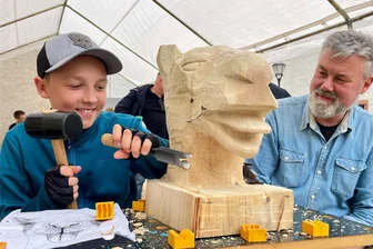 Kulturhaus Aue und Schloss Schwarzenberg verwandeln sich zum Atelier für Nachwuchskünstler - Vincent Lein schnitzt bereits vier Jahre und hat sich diesmal an den Kopf eines Kamels herangewagt. Fachlich betreut hat ihn dabei Holzbildhauer Holm Ludwig (r.) .