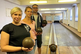 Kulturhaus Borstendorf: Erste Veranstaltungen im Herbst geplant - Fördervereinsmitglieder Denise Reichel (l.), Sandra Adler und André Kaden auf der Kegelbahn, die am Sonntag zum Tag des offenen Denkmals neben allen anderen Räumen besichtigt werden kann.