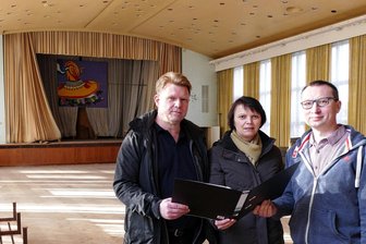 Kulturhaus Borstendorf: Wie ein Verein den Verfall der DDR-Kulturstätte stoppen will - Falk Albrecht, Nicole Dähne und André Kaden (von links) vom Förderverein „Kulturhaus Neues Leben“ im großen Saal – Herzstück des Kulturhauses in Borstendorf.