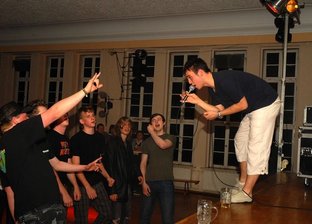 Kulturhaus erwacht aus Dornröschenschlaf - 
              <p class="artikelinhalt">Endless Vacation aus Grünhainichen hatten am Samstag ihren Fanclub mit dabei.</p>
            