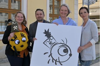 Kulturhaus im Erzgebirge setzt auf besonderes Maskottchen: Was hinter „Lumi“ steckt - In der Sommerferien starten die Entdecker-Kids und „Lumi“ ist dabei – im Bild (von links) Bibliotheksleiterin Franziska Reh, Goldne-Sonne-Geschäftsführer Denny Helmer, Designerin Anne Krauß, Mitarbeiterin Marketing und Manja Urban, Leiterin der Touristinformation.