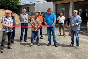 Kulturhaus-Umfeld in Triebel: Dreckecke verwandelt sich in Hingucker - Es ist geschafft in Triebel: Bürgermeister Udo Seeger und Ebersbacher-Chef Thomas Böhm zerschneiden das Band.
