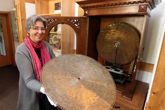Kulturpalais Lichtenstein: Am Sonntag Musik im Schaudepot - Anne-Sophie Berner präsentiert den Musikschrank, der am Sonntag ebenfalls vorgeführt wird.