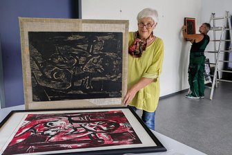 Kulturpalais Lichtenstein: Der Druckstock als Kunstgattung - Gabriele Rabe, die Tochter des Gersdorfer Künstlers Heinz Tetzner, zeigt beim Aufbau der Ausstellung „Aha! Holzdruck“ im Kulturpalais Lichtenstein den Druck und den spiegelverkehrten Druckstock von Tetzners 2002 entstandenem Holzschnitt „Im Sessel“.