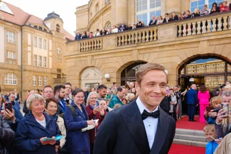 Kulturpreisgala in der Kulturhauptstadt: Vom scherzenden Schweighöfer bis zur zu Tränen gerührten Katarina Witt - Matthias Schweighöfer auf dem Roten Teppich vor dem Chemnitzer Opernhaus. Sein typisches Lächeln spielte während der Gala auch noch eine Rolle.