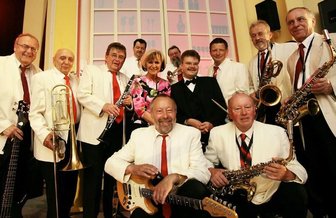 Kulturschaffende feiern sich und ihr Haus - <p class="artikelinhalt">Für die ehemaligen Mitglieder des Tanzorchesters Aue Siegfried Förster, Bernhard Suffner, Sigmar Jargosch, Rico Reinwarth, Dieter Kronau, Bodo Rießner, Gotthardt Kaulfuß, Wilfried Päßler (v. l.) sowie Dieter Unger und Harald Broßmann (vorn) war die Gala zum 50. Geburtstag des Kulturhauses ein Riesengaudi. Die richtige Würze verliehen dem Cocktail auch Sängerin Kristina Auerswald und Moderator Steffen Kindt (Mitte). </p>