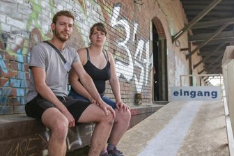 Kulturschaffende sauer: Freistaat bearbeitet Förderanträge nicht - Jeremias Kempt und Rebecca Dathe sind bei den Begehungen für das Thema Inklusion zuständig. Auf Förderanträge für beispielsweise Rampen für Rollstuhlfahrer, die den Zugang zum Festivalgelände in Altendorf erleichtern, erhielten sie eine Absage von der Landesdirektion. Die Behörde räumt die Probleme ein und verweist auf die Arbeitsbelastung in der Pandemie. 