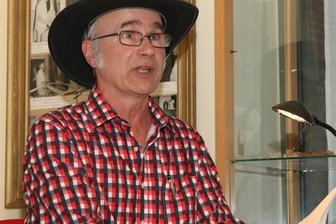 Kultursommer holt die Jugend zurück - Der mit dem Hut liest: Andreas H. Buchwald, gebürtiger Sachse, ist von Bayern ins Vogtland gezogen. In Lengenfeld stellte er seine Romanreihe vor. 