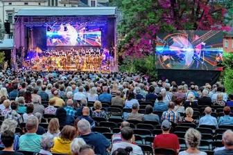 Kultursommer in Mittelsachsen kämpft mit höheren Kosten - Der Klanglichtzauber mit Johnny Logan auf dem Technikumplatz in Mittweida war einer der Höhepunkte der Saison. Wer dort am 23. Juni 2023 das Konzert gestaltet, ist derzeit noch nicht bekannt.