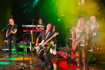 Kultursommer in Reichenbach mit freiem Eintritt und kaum einer geht hin - Den Abschluss des Familienfestes bildete am Samstagabend ein Konzert mit den Crazy Birds im großen Saal des Neuberinhauses.