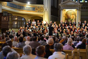 Kultursommer lässt nochmals aufhorchen - Unter der Leitung der Kantoren Carsten Hauptmann aus Frankenberg und Ekkehard Hübler aus Flöha erklangen Werke für Chor und Orchester in der Frankenberger Kirche. Zu Gast war das Ensemble Musica Sacra aus Chemnitz, gegründet von Mitglieder der Robert-Schumann-Philharmonie. Als Solisten wirken Birte Kulawik (Sopran), Annekatrin Laabs (Alt), Johannes Pietzonka (Tenor) und Sebastian G. Schmidt (Bass) mit.