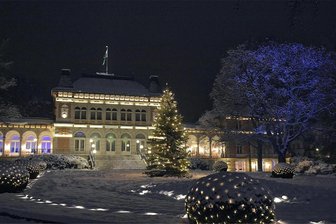 Kulturstadt Bad Elster erzielt 2023 Rekord-Umsatzergebnis - Der Lichterglanz in den Parkanlagen Bad Elsters ist der große umspannende Bogen zur 21. Auflage des Festivals Chursächsische Winterträume, das sich bis zum 25. Februar 2024 über dutzende Konzerte, Feste und Kulturveranstaltungen im oberen Vogtland wölbt.
