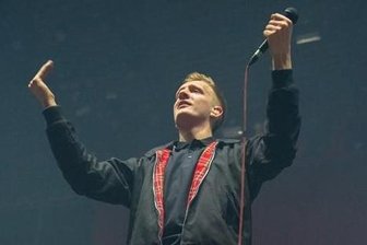 Kulturszene: Image von Chemnitz wandelt sich positiv - Kraftklub-Sänger Felix Kummer hat die Fans in der Hand: Der bundesweite Erfolg der Band hat offenbar auch zu einem besseren Image von Chemnitz beigetragen.